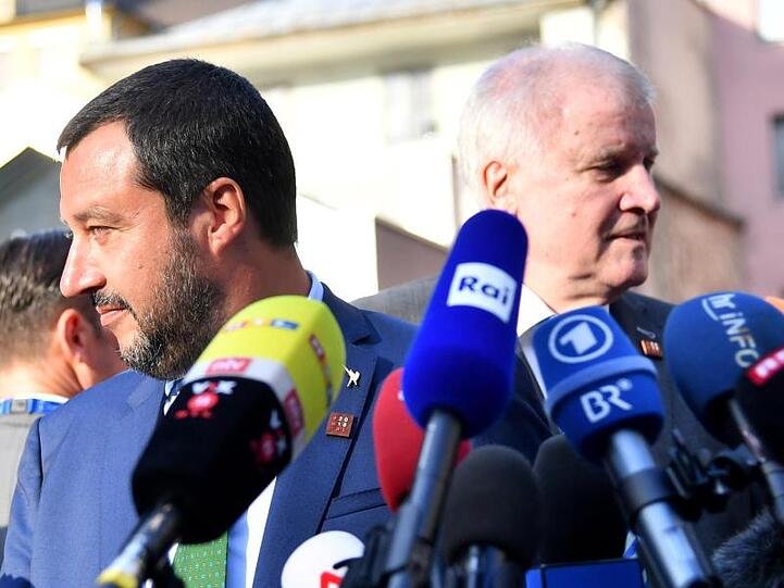 Zerstritten: Innenminister Horst Seehofer (CSU, r.) und sein italienischer Amtskollege Matteo Salvini.