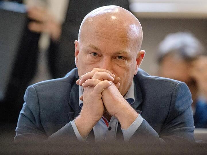Joachim Wolbergs (SPD), suspendierter Regensburger Oberbürgermeister, sitzt im Landgericht im Verhandlungssaal. Foto: Armin Weigel/Archiv