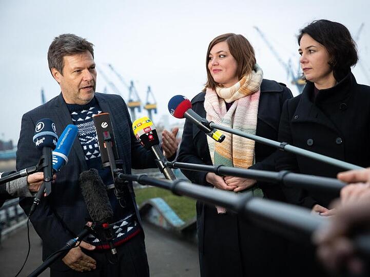 Der Grünen-Vorsitzende Robert Habeck, die Hamburger Spitzenkandidatin Katharina Fegebank und die Vorsitzende Annalena Baerbock nach dem Beginn der Jahresauftakt-Klausur.
