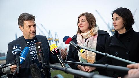 Der Grünen-Vorsitzende Robert Habeck, die Hamburger Spitzenkandidatin Katharina Fegebank und die Vorsitzende Annalena Baerbock nach dem Beginn der Jahresauftakt-Klausur.