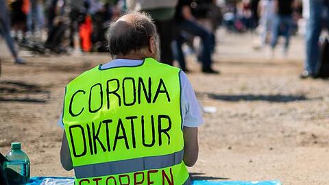 Ein Teilnehmer trägt auf dem Cannstatter Wasen bei einer Kundgebung der Initiative "Querdenken 711" eine Warnweste mit der Aufschrift "Corona Diktatur stoppen".