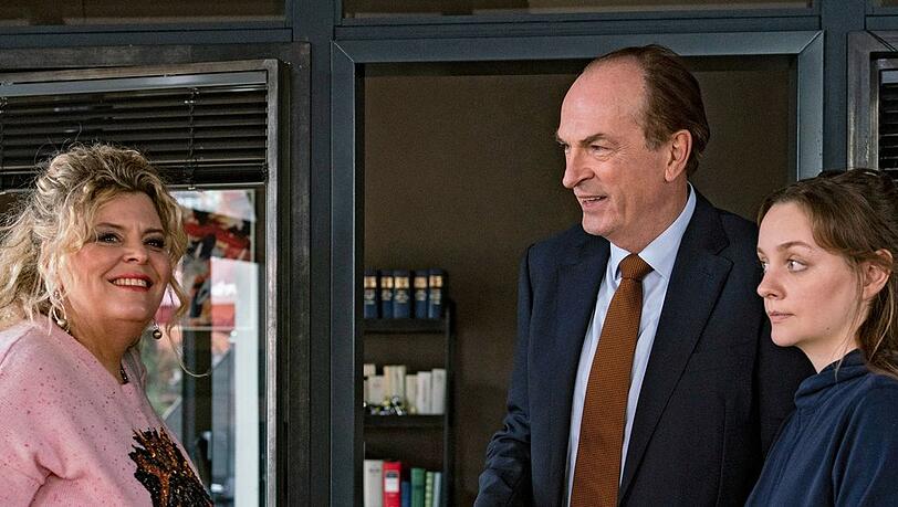 "Die Kanzlei: Außer Kontrolle": Gerda Bender (Carolin Spieß, l.) braucht anwaltliche Hilfe von Markus Gellert (Herbert Knaup) und löst bei Charlie (Mathilde Bundschuh) Skepsis aus. "Die Kanzlei: Außer Kontrolle": Gerda Bender (Carolin Spieß, l.) braucht anwaltliche Hilfe von Markus Gellert (Herbert Knaup) und löst bei Charlie (Mathilde Bundschuh) Skepsis aus.
