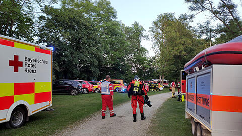 Rettungskräfte am Ufer des Unterschleißheimer Sees. In dem Badesee ist am Montag (29.05.2023) ein 23-Jähriger bei einem Badeunfall gestorben.