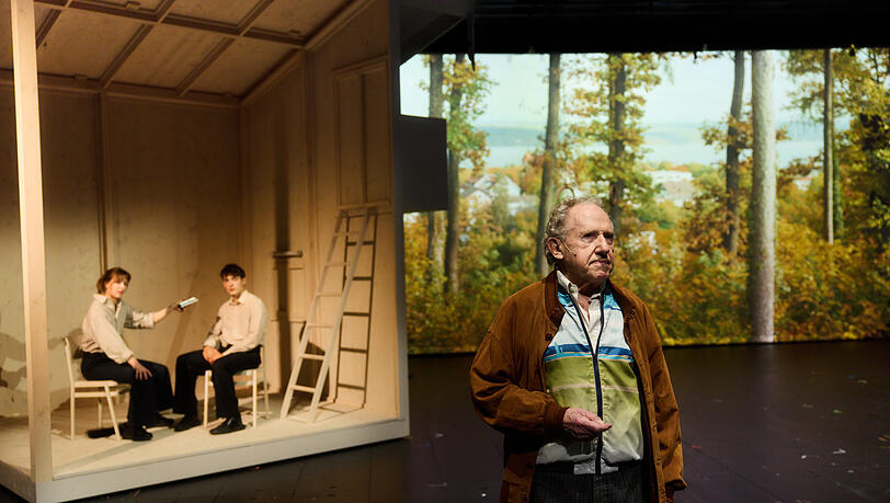 Anna Luster, Konstantin Schumann (hinten) mit Walter Hess in Lena Goreliks „Zeit ohne Gefühle“ in der Therese-Giehse-Halle der Kammerspiele.