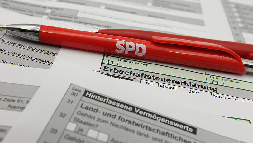 Auf einem Schreibtisch liegt ein Mantelbogen zur Erbschaftsteuererklärung. Darauf liegt ein Kugelschreiber der Partei SPD. Mit ihrem Reformkonzept für die Erbschaftsteuer beißen die Sozialdemokraten beim Koalitionspartner CDU bisher auf Granit. Auf einem Schreibtisch liegt ein Mantelbogen zur Erbschaftsteuererklärung. Darauf liegt ein Kugelschreiber der Partei SPD. Mit ihrem Reformkonzept für die Erbschaftsteuer beißen die Sozialdemokraten beim Koalitionspartner CDU bisher auf Granit.