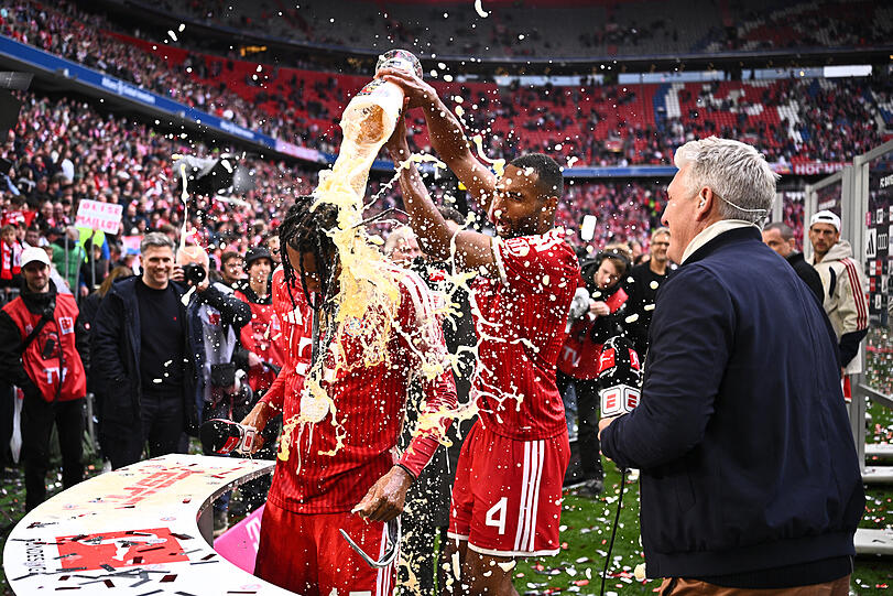 Auch der frischgek&uuml;rte Spieler der Saison, Michael Olise, kommt an der obligatorischen Bierdusche nicht vorbei.