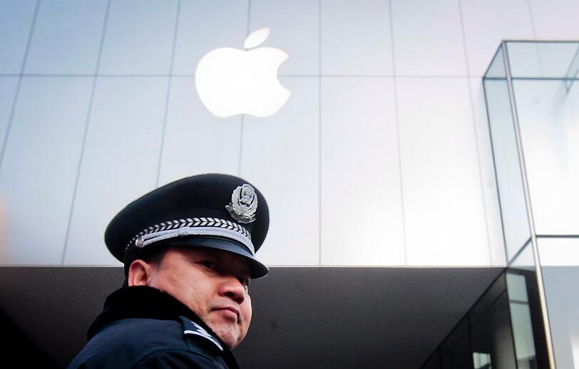 Dort standen offenbar nicht nur Apple-Fans, die ihr iPhone in Händen halten wollten, sondern auch Gruppen von 20 bis 30 Wanderarbeitern.

Diese wurden anscheinend von Schwarzmarkthändlern bezahlt, die die Smartphones dann weiterverkaufen wollten.
