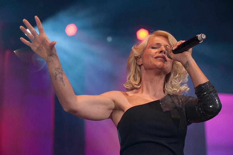 Mit viel Hingabe: Sängerin Michelle zeigt ihre sexy Tattoos.