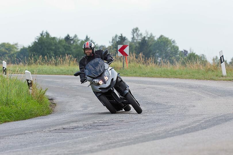 Cooler Flitzer: Der Dreirad-Roller Quadro3 kommt dank innovativer Neigetechnik sehr geschmeidig um die Kurve.