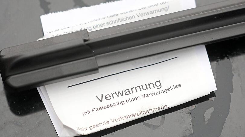 Wer falsch parkt, bekommt ein Knöllchen. Die Einnahmen gehen an die Stadt. Und das waren 2017 ganz schön viele.