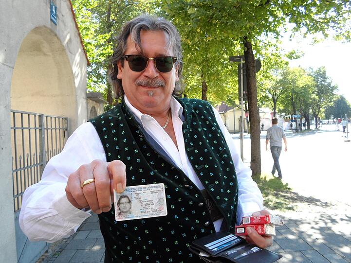 In Tracht: Ein New Yorker namens "Clinton".