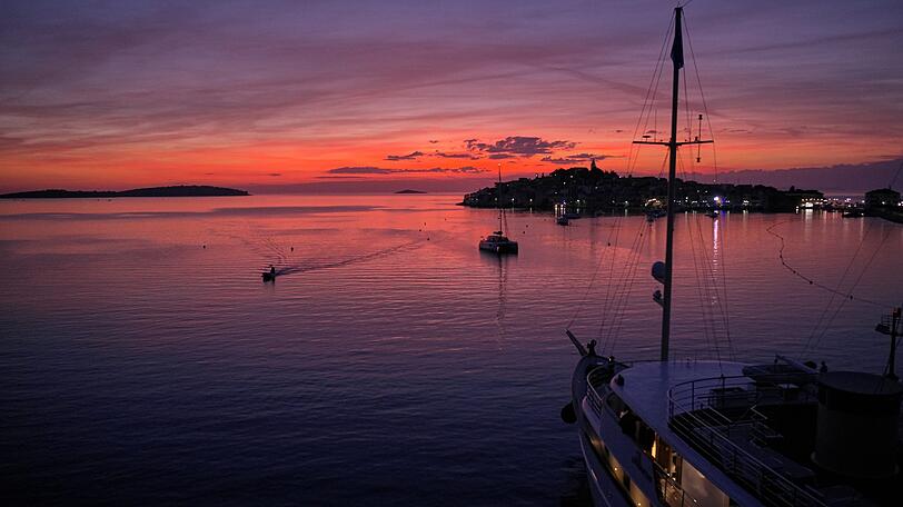 Der atemberaubende Sonnenuntergang im Hafen von Primo&scaron;ten.