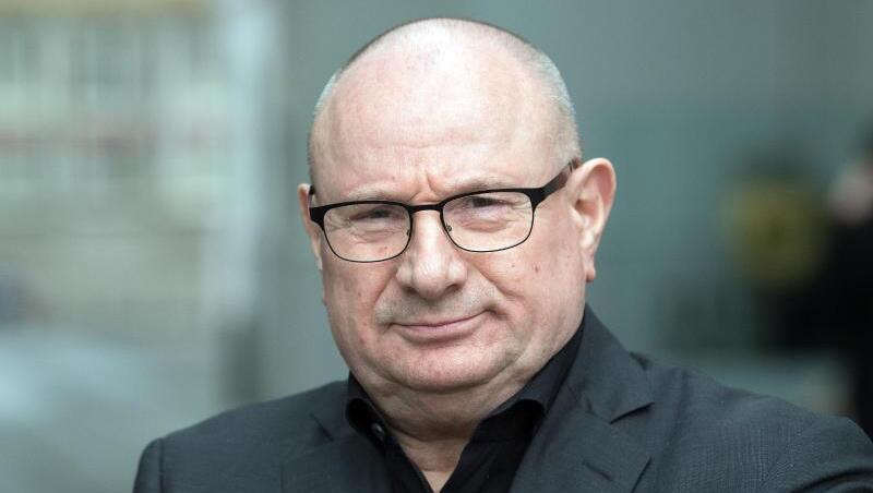 Josef Bednarski ist Vorsitzender des Konzernbetriebsrates der Deutschen Telekom AG. Josef Bednarski ist Vorsitzender des Konzernbetriebsrates der Deutschen Telekom AG.