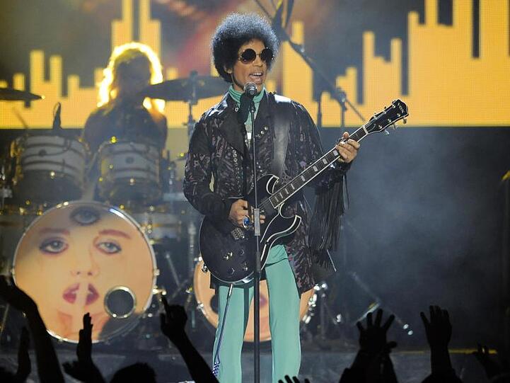 Der US-Musiker Prince bei den Billboard Music Awards in der MGM Grand Garden Arena. Foto: Chris Pizzello/Invision/Archivbild
