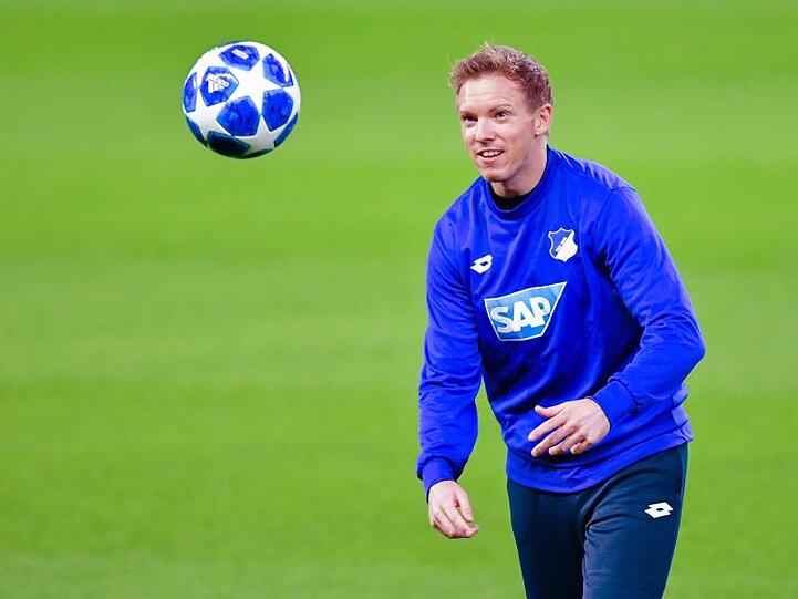 Hoffenheims Trainer Julian Nagelsmann hat beim Abschlusstraining in Manchester Citys Etihad-Stadion Freude am Spiel mit dem Ball.