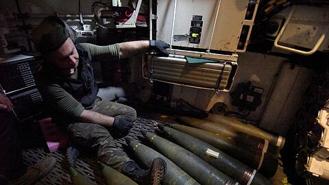 Ein ukrainischer Soldat sitzt an Bord eines gepanzerten Artilleriegeschützes.