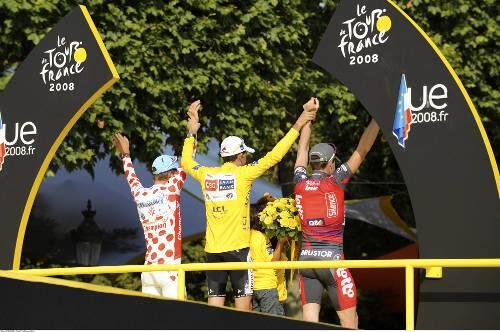 Nach der Tour freute er sich noch: Der geständige Dopingsünder Bernhard Kohl (links) mit Gesamtsieger Carlos Sastre und Cadel Evans