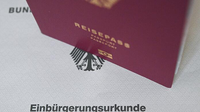 Seit Inkrafttreten des neuen Staatsangehörigkeitsgesetzes arbeiten viele Behörden in Bayern angesichts sprunghaft gestiegener Antragszahlen am Limit. (Symbolbild)