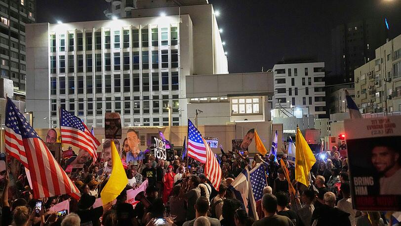 Menschen protestieren vor der Außenstelle der US-Botschaft und fordern die Freilassung der von der Hamas im Gazastreifen festgehaltenen Geiseln.
