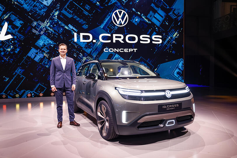 VW-CEO Thomas Schäfer und der elektrische SUV ID. Cross. Er soll eine Reichweite bis zu 420 Kilometern haben. VW-CEO Thomas Schäfer und der elektrische SUV ID. Cross. Er soll eine Reichweite bis zu 420 Kilometern haben.