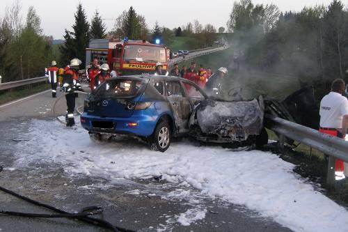 Der Fiat der Mädchen wurde total zerrissen, dann ging es mit dem blauen Mazda in Flammen auf.