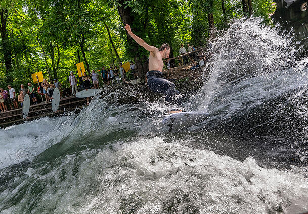 Nach einer Sperrung der Welle, weil im April 2025 eine Surferin t&ouml;dlich verungl&uuml;ckt war, hatte die Stadt den Surf-Hotspot am Englischen Garten im Sommer wieder freigegeben. Bis zur Bachauskehr im Oktober 2025. Danach war die Welle kaputt.