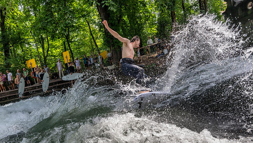 Nach einer Sperrung der Welle, weil im April 2025 eine Surferin t&ouml;dlich verungl&uuml;ckt war, hatte die Stadt den Surf-Hotspot am Englischen Garten im Sommer wieder freigegeben. Bis zur Bachauskehr im Oktober 2025. Danach war die Welle kaputt.