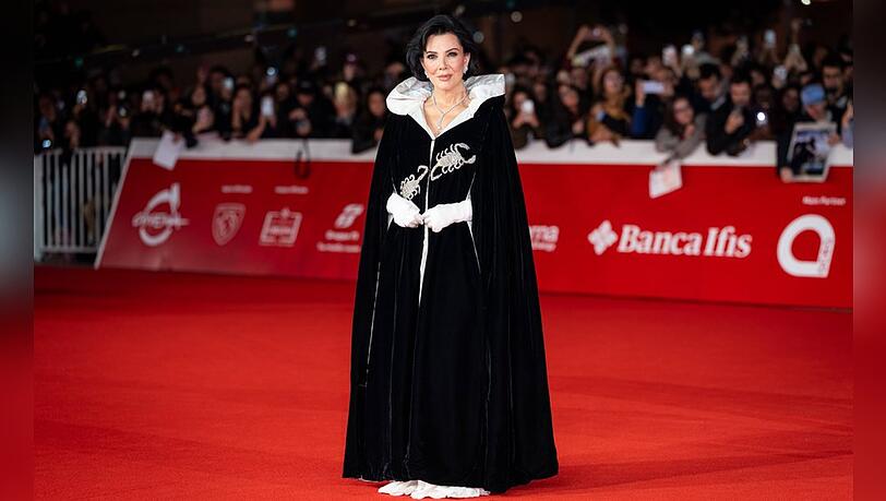 Kris Jenner trug ein geschichtsträchtiges Cape auf dem roten Teppich. Kris Jenner trug ein geschichtsträchtiges Cape auf dem roten Teppich.