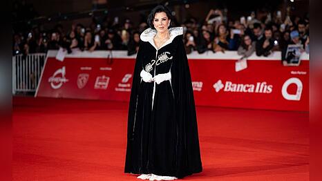 Kris Jenner trug ein geschichtstr&auml;chtiges Cape auf dem roten Teppich.