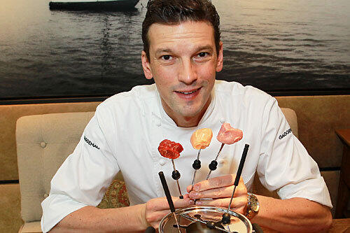 Mit Rind, Schwein und Pute ins neue Jahr: Christian Jürgens vom Hotel Überfahrt am Tegernsee startet in das neue Jahr mit Fondue &mdash; und leckeren Saucen, die wenig Arbeit machen.