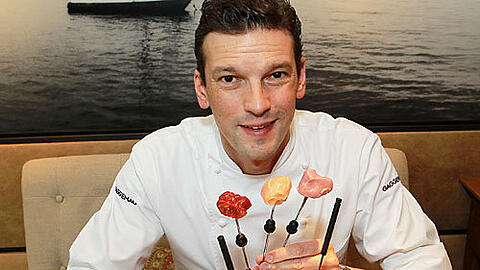Mit Rind, Schwein und Pute ins neue Jahr: Christian Jürgens vom Hotel Überfahrt am Tegernsee startet in das neue Jahr mit Fondue &mdash; und leckeren Saucen, die wenig Arbeit machen.