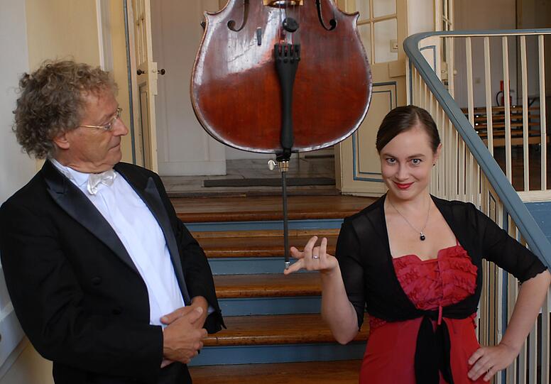 Nimm&rsquo;s leicht: Sabine Fischmann und Werner Thomas-Mifune, Leiter der Philharmonischen Cellisten Köln.