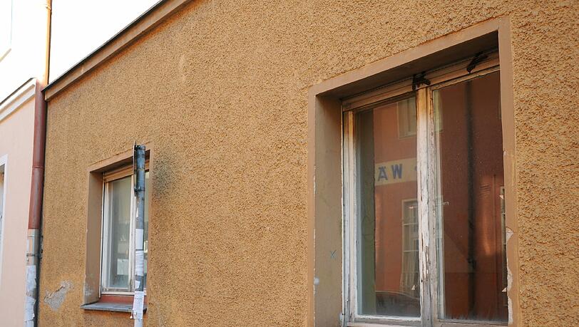 Wahrlich kein Schmuckstück: Von den Fensterrahmen splittert der Lack, die Scheiben sind verschmiert, der braune Putz bröckelt. Wahrlich kein Schmuckstück: Von den Fensterrahmen splittert der Lack, die Scheiben sind verschmiert, der braune Putz bröckelt.
