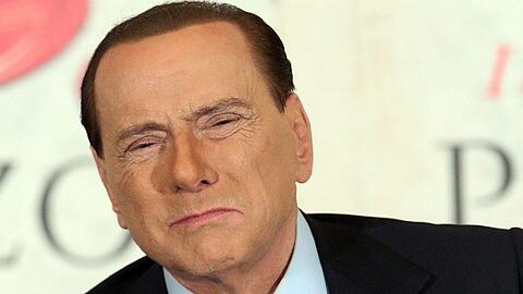 Das Kassationsgericht hat die Haftstrafe gegen Silvio Berlusconi aus vorheriger Instanz bestätigt. Das fünfjährige Verbot der Ausübung öffentlicher Ämter wird aber neu verhandelt.