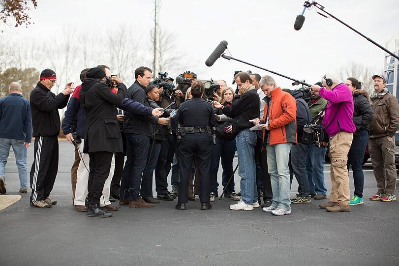 Eine Polizeisprecherin informiert die Medien über den Zustand von Bobbi Kristina