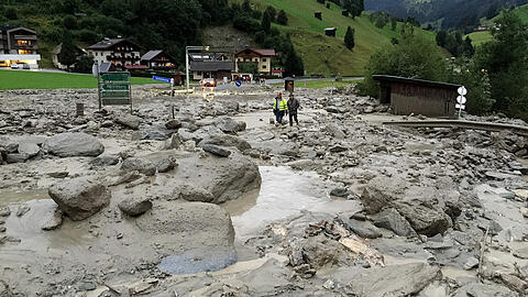 Sintflutartige Regenfälle haben das bei Urlaubern beliebte Großarltal von der Umwelt abgeschnitten.