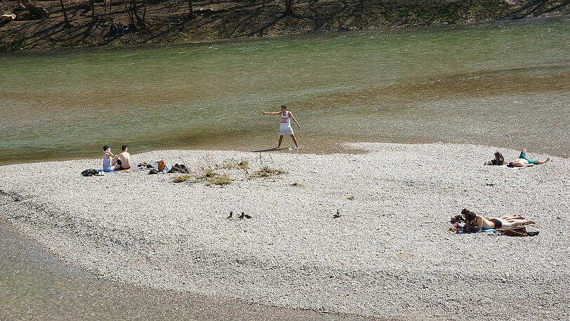 Die Münchner lassen das sonnige Wochenende an der Isar ausklingen.