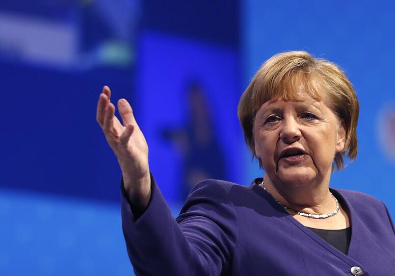 Mehrfach erlitt Bundeskanzlerin Angela Merkel im Sommer bei öffentlichen Auftritten Zitteranfälle. Bis heute hat sie die Ursache nicht bekannt gegeben, was viele ärgert. Mehrere Staatsempfänge absolvierte die 65-Jährige daraufhin im Sitzen.