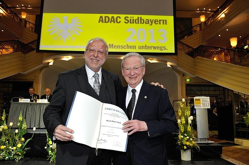 Ausgezeichnet: Peter Fassl (r.) mit Dr. August Markl, dem Vorsitzenden des ADAC Südbayern.