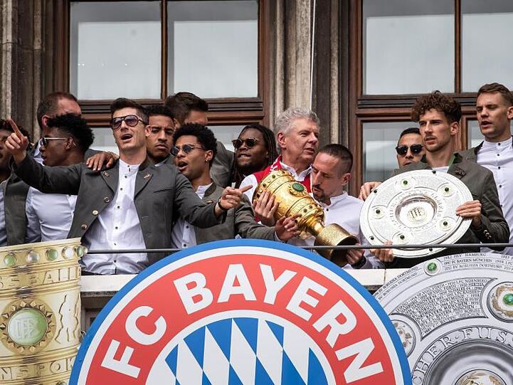 Der FC Bayern München feiert auf dem Balkon des Rathauses am Marienplatz 2019.