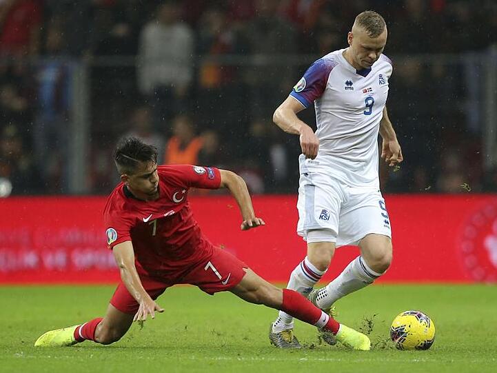 Cengiz Under (l) aus der Türkei und Kolbeinn Sigthorsson aus Island im kämpfen um den Ball. Das Spiel endet 0:0.