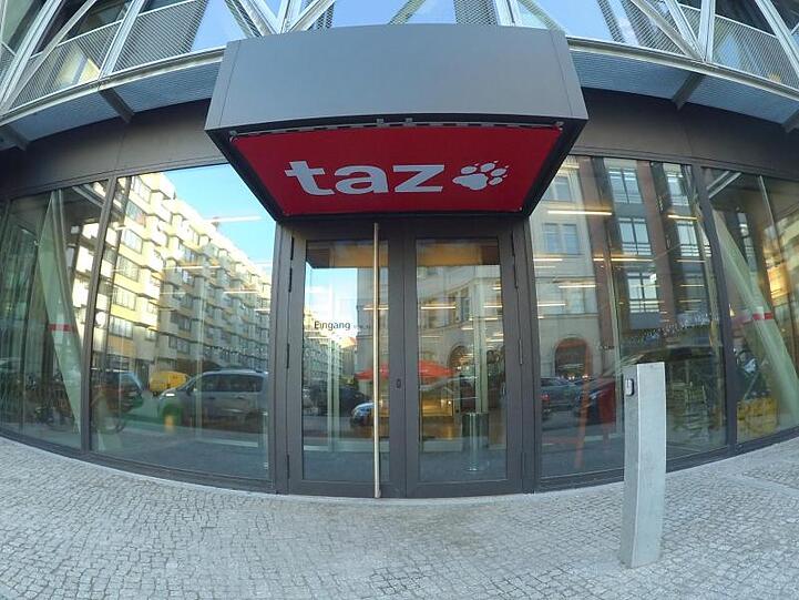 Ins "taz"-Gebäude an der Friedrichstraße drangen mehrere Personen ein, griffen eine Mitarbeiterin an und brachten Plakate an.