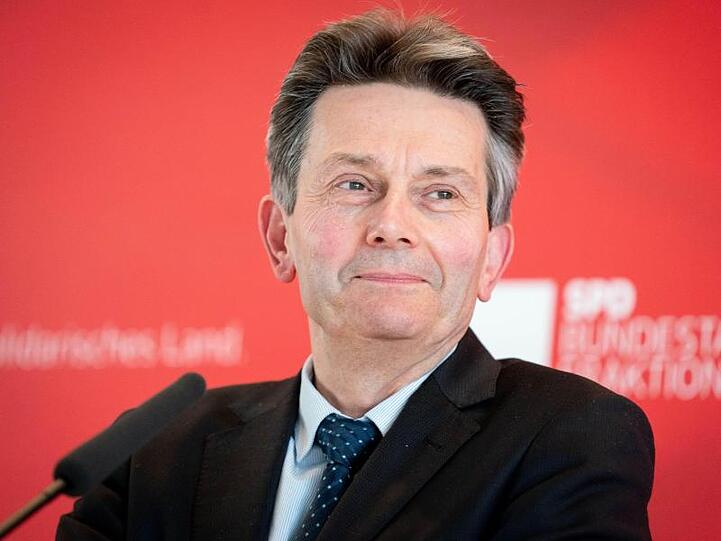 Rolf Mützenich spricht zu Beginn der SPD-Fraktionssitzung in Berlin.