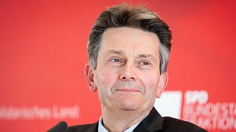 Rolf Mützenich spricht zu Beginn der SPD-Fraktionssitzung in Berlin.