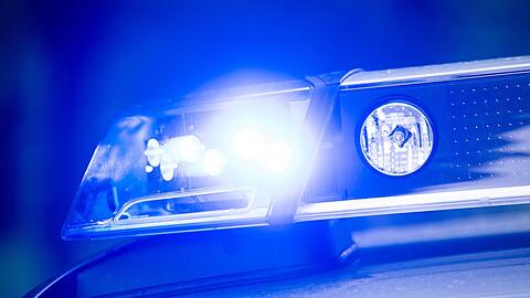 In Milbertshofen wurde ein 20-Jähriger auf dem Heimweg von einem Unbekannten Täter. Eine Fahndung nach dem Täter war bisher erfolglos. (Symbolbild)
