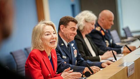 Amy Gutmann (l-r), US-Botschafterin, Michael A. Loh, Generalleutnant und Director US Air National Guard, Ute Welty, Moderatorin in der Bundespressekonferenz, Ingo Gerhartz, Generalleutnant und Inspekteur der Luftwaffe, nehmen an der Pressekonferenz zum Internationalen Luftwaffen-Manöver "Air Defender 2023" teil.