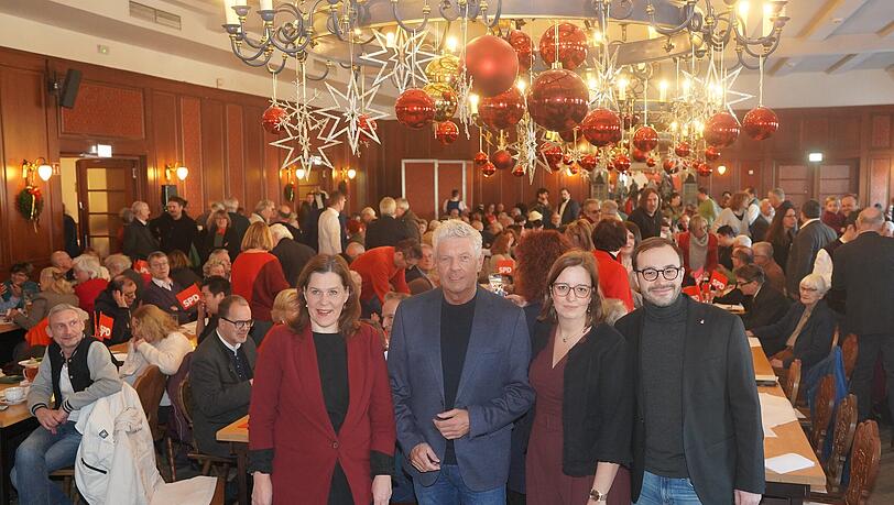 Volles Haus beim Dreik&ouml;nigstreffen der SPD im Hofbr&auml;ukeller.
Vorne posiert OB Dieter Reiter (2.v.l) mit B&uuml;rgermeisterin Verena Dietl (l.), dem Chef der M&uuml;nchner SPD Christian K&ouml;ning (r.) und dessen Stellvertreterin Lena Odell.