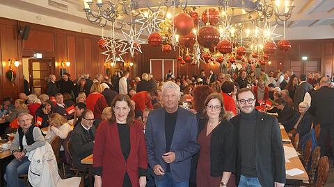 Volles Haus beim Dreik&ouml;nigstreffen der SPD im Hofbr&auml;ukeller.
Vorne posiert OB Dieter Reiter (2.v.l) mit B&uuml;rgermeisterin Verena Dietl (l.), dem Chef der M&uuml;nchner SPD Christian K&ouml;ning (r.) und dessen Stellvertreterin Lena Odell.