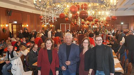Volles Haus beim Dreik&ouml;nigstreffen der SPD im Hofbr&auml;ukeller.
Vorne posiert OB Dieter Reiter (2.v.l) mit B&uuml;rgermeisterin Verena Dietl (l.), dem Chef der M&uuml;nchner SPD Christian K&ouml;ning (r.) und dessen Stellvertreterin Lena Odell.