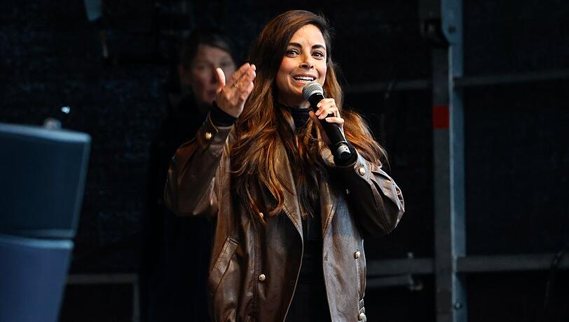 Collien Fernandes auf einer Demonstration in Hamburg, an der sie aufgrund von Morddrohungen zun&auml;chst nicht teilnehmen wollte.